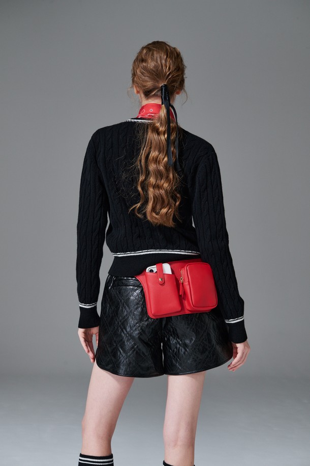 퀼티드 쇼츠는 여성 골프룩 또는 캐주얼 스타일 연출에 적합한 숏 기장의 바지입니다. 봄, 여름 시즌에 어울리는 얇은 두께감과 스포티한 무드를 더해주는 퀼팅 패턴이 특징입니다. 블랙 색상으로 어떤 상의와도 매치하기 용이하며, 레귤러 핏으로 편안한 착용감을 제공합니다. 폴리우레탄 소재로 제작되어 활동성을 높였으며, E밴드 허리 디자인으로 편안함을 더했습니다.
