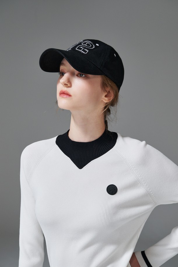 **컨트라스트 넥 니트**는 라운드넥 디자인에 슬림핏으로 여성스러운 실루엣을 연출하는 긴팔 니트입니다. 봄, 가을 시즌에 적합하며, 골프 및 일상복으로 활용 가능합니다. 비스코스/PBT 혼방 소재로 제작되어 부드러운 촉감을 선사하며, 골지 패턴과 네크라인과 소매 배색 디테일이 특징입니다. 화이트, 블랙 두 가지 색상으로 출시되어 클래식하면서도 미니멀한 스타일을 완성합니다.
