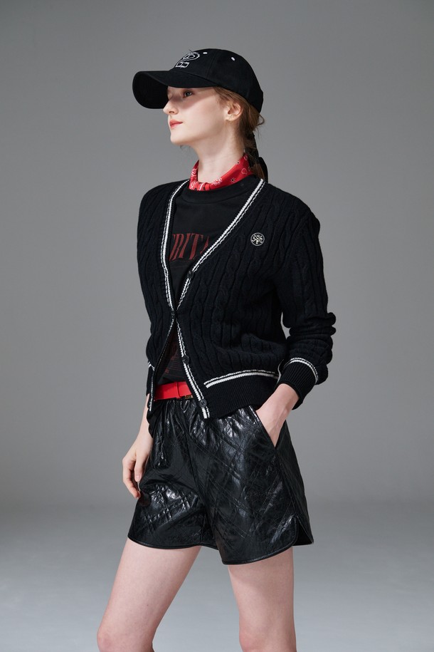 퀼티드 쇼츠는 여성 골프룩 또는 캐주얼 스타일 연출에 적합한 숏 기장의 바지입니다. 봄, 여름 시즌에 어울리는 얇은 두께감과 스포티한 무드를 더해주는 퀼팅 패턴이 특징입니다. 블랙 색상으로 어떤 상의와도 매치하기 용이하며, 레귤러 핏으로 편안한 착용감을 제공합니다. 폴리우레탄 소재로 제작되어 활동성을 높였으며, E밴드 허리 디자인으로 편안함을 더했습니다.
