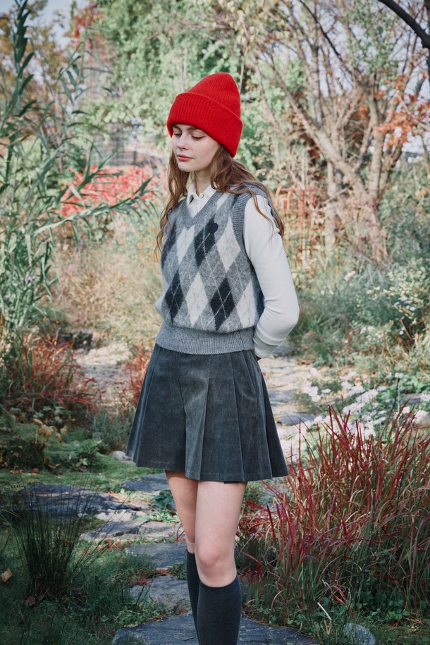 모헤어 아가일 니트 베스트는 부드러운 촉감과 포근함을 선사하는 여성용 니트 베스트입니다. 브라운, 레드, 그레이 세 가지 색상으로 출시되었으며, 가을, 겨울 시즌에 따뜻하게 착용할 수 있습니다. 레귤러 핏의 브이넥 디자인에 두꺼운 두께감으로, 트렌디하면서도 모던한 스타일을 연출합니다. 특히 골프룩, 클래식, 미니멀, 캐주얼 등 다양한 TPO와 스타일에 매치하기 좋습니다. 헤어리한 텍스처와 아가일 패턴이 특징인 매력적인 아이템입니다.
