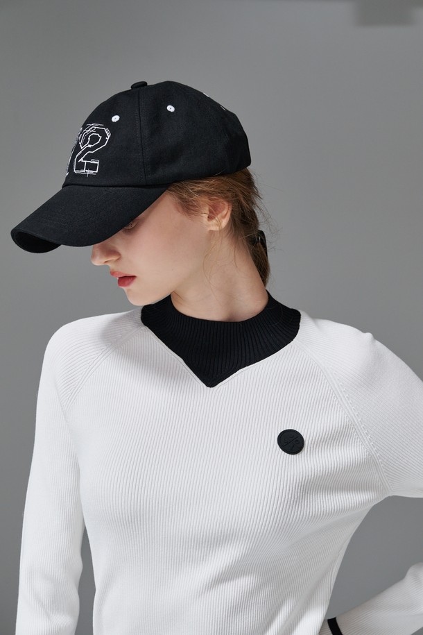 **컨트라스트 넥 니트**는 라운드넥 디자인에 슬림핏으로 여성스러운 실루엣을 연출하는 긴팔 니트입니다. 봄, 가을 시즌에 적합하며, 골프 및 일상복으로 활용 가능합니다. 비스코스/PBT 혼방 소재로 제작되어 부드러운 촉감을 선사하며, 골지 패턴과 네크라인과 소매 배색 디테일이 특징입니다. 화이트, 블랙 두 가지 색상으로 출시되어 클래식하면서도 미니멀한 스타일을 완성합니다.
