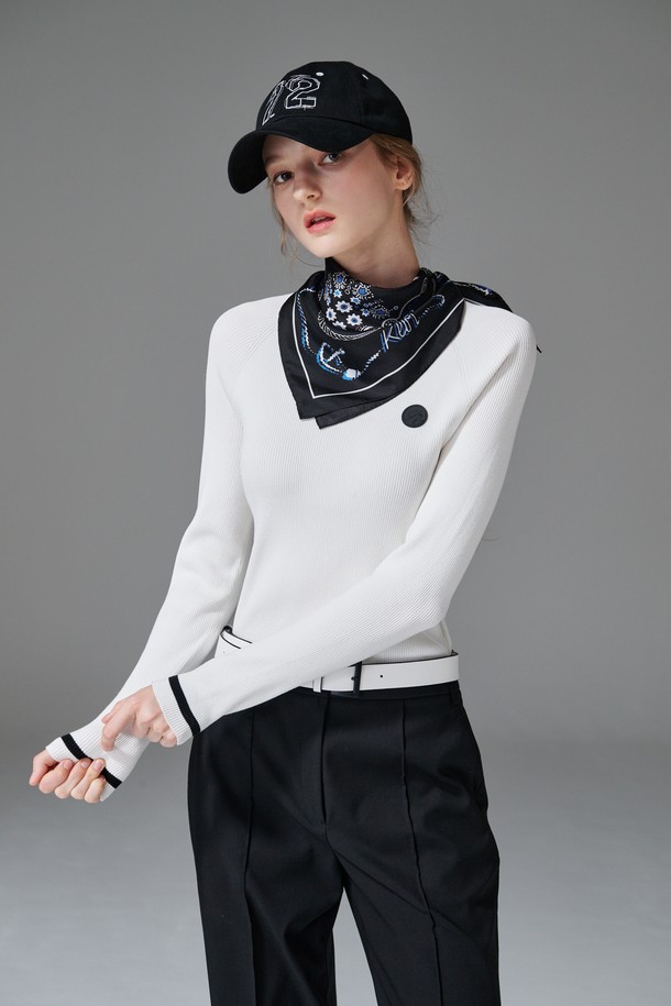 **컨트라스트 넥 니트**는 라운드넥 디자인에 슬림핏으로 여성스러운 실루엣을 연출하는 긴팔 니트입니다. 봄, 가을 시즌에 적합하며, 골프 및 일상복으로 활용 가능합니다. 비스코스/PBT 혼방 소재로 제작되어 부드러운 촉감을 선사하며, 골지 패턴과 네크라인과 소매 배색 디테일이 특징입니다. 화이트, 블랙 두 가지 색상으로 출시되어 클래식하면서도 미니멀한 스타일을 완성합니다.
