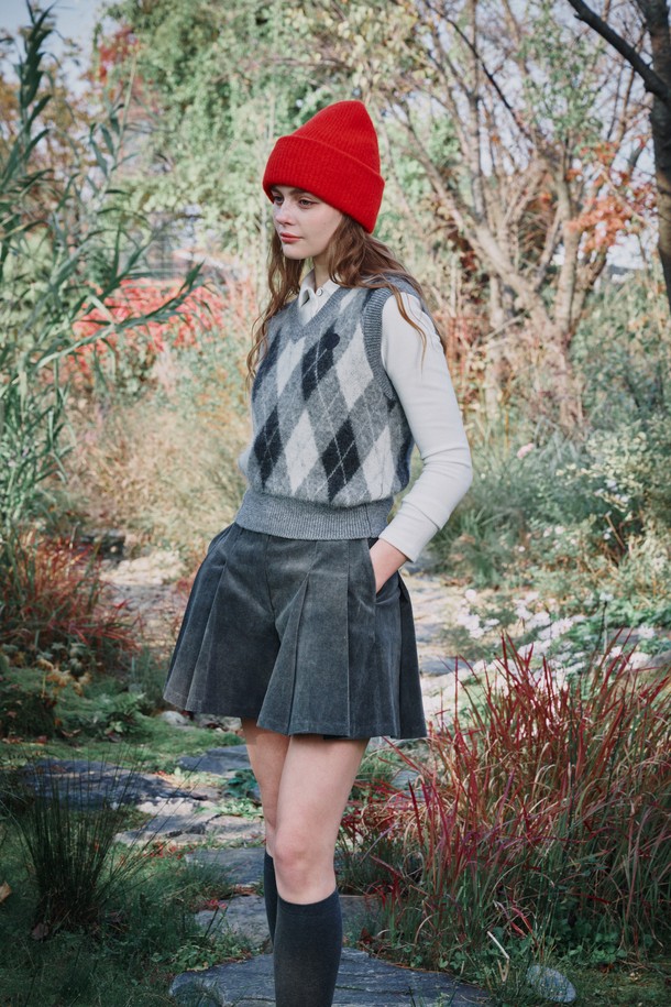 모헤어 아가일 니트 베스트는 부드러운 촉감과 포근함을 선사하는 여성용 니트 베스트입니다. 브라운, 레드, 그레이 세 가지 색상으로 출시되었으며, 가을, 겨울 시즌에 따뜻하게 착용할 수 있습니다. 레귤러 핏의 브이넥 디자인에 두꺼운 두께감으로, 트렌디하면서도 모던한 스타일을 연출합니다. 특히 골프룩, 클래식, 미니멀, 캐주얼 등 다양한 TPO와 스타일에 매치하기 좋습니다. 헤어리한 텍스처와 아가일 패턴이 특징인 매력적인 아이템입니다.
