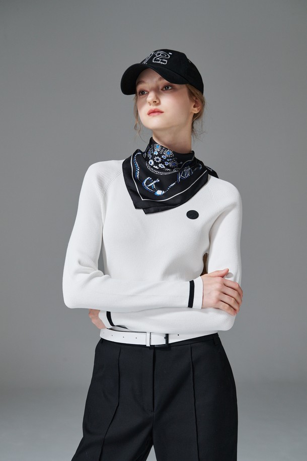 **컨트라스트 넥 니트**는 라운드넥 디자인에 슬림핏으로 여성스러운 실루엣을 연출하는 긴팔 니트입니다. 봄, 가을 시즌에 적합하며, 골프 및 일상복으로 활용 가능합니다. 비스코스/PBT 혼방 소재로 제작되어 부드러운 촉감을 선사하며, 골지 패턴과 네크라인과 소매 배색 디테일이 특징입니다. 화이트, 블랙 두 가지 색상으로 출시되어 클래식하면서도 미니멀한 스타일을 완성합니다.
