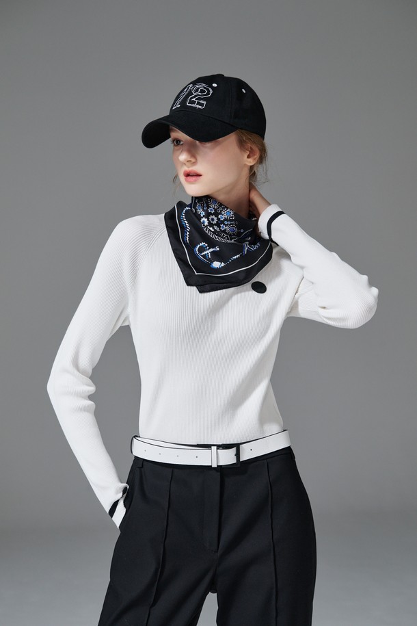 **컨트라스트 넥 니트**는 라운드넥 디자인에 슬림핏으로 여성스러운 실루엣을 연출하는 긴팔 니트입니다. 봄, 가을 시즌에 적합하며, 골프 및 일상복으로 활용 가능합니다. 비스코스/PBT 혼방 소재로 제작되어 부드러운 촉감을 선사하며, 골지 패턴과 네크라인과 소매 배색 디테일이 특징입니다. 화이트, 블랙 두 가지 색상으로 출시되어 클래식하면서도 미니멀한 스타일을 완성합니다.
