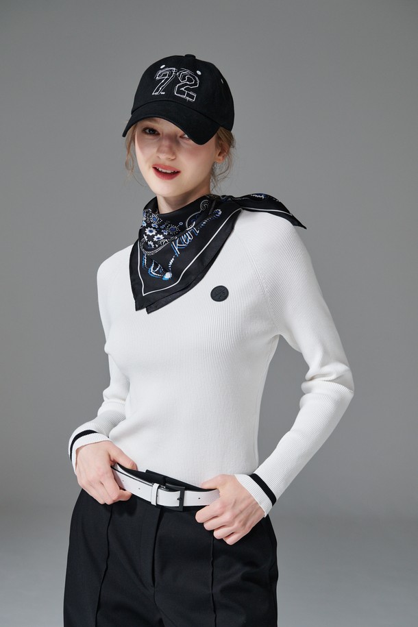 **컨트라스트 넥 니트**는 라운드넥 디자인에 슬림핏으로 여성스러운 실루엣을 연출하는 긴팔 니트입니다. 봄, 가을 시즌에 적합하며, 골프 및 일상복으로 활용 가능합니다. 비스코스/PBT 혼방 소재로 제작되어 부드러운 촉감을 선사하며, 골지 패턴과 네크라인과 소매 배색 디테일이 특징입니다. 화이트, 블랙 두 가지 색상으로 출시되어 클래식하면서도 미니멀한 스타일을 완성합니다.
