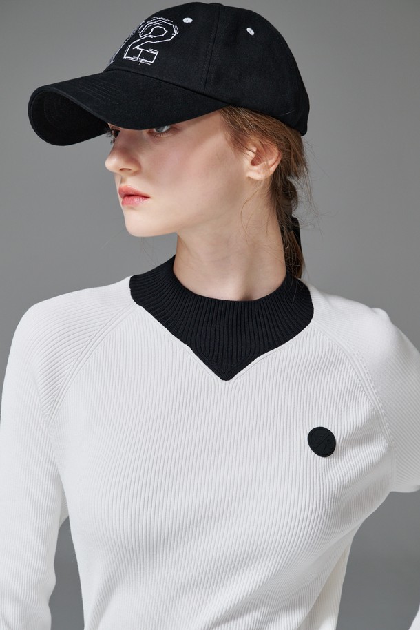 **컨트라스트 넥 니트**는 라운드넥 디자인에 슬림핏으로 여성스러운 실루엣을 연출하는 긴팔 니트입니다. 봄, 가을 시즌에 적합하며, 골프 및 일상복으로 활용 가능합니다. 비스코스/PBT 혼방 소재로 제작되어 부드러운 촉감을 선사하며, 골지 패턴과 네크라인과 소매 배색 디테일이 특징입니다. 화이트, 블랙 두 가지 색상으로 출시되어 클래식하면서도 미니멀한 스타일을 완성합니다.
