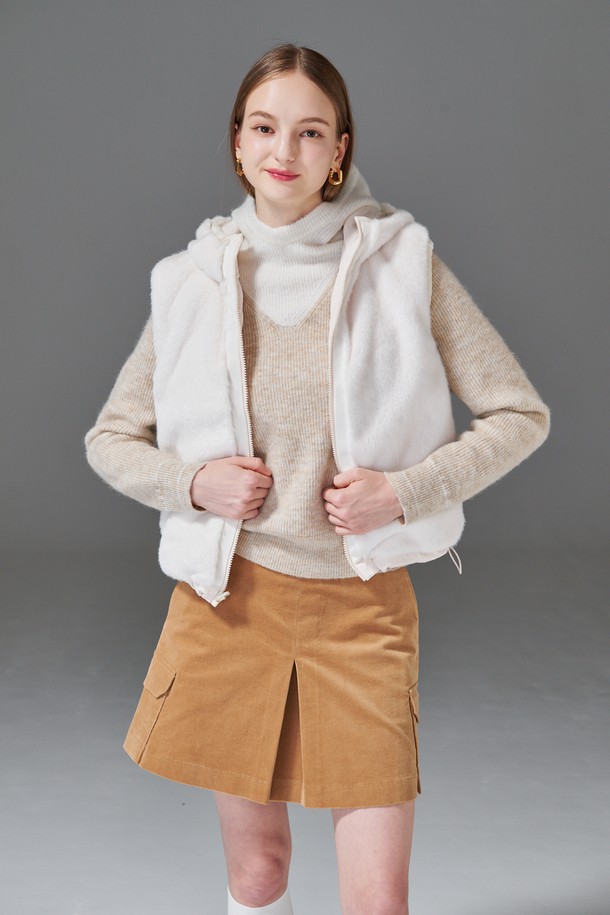 **Reversible VEST 리버시블 퍼 베스트**는 여성용 아우터로, 가을과 겨울에 따뜻하고 스타일리시하게 연출할 수 있습니다. 부드러운 에코퍼와 폴리에스테르 소재로 제작되어 포근한 착용감을 선사하며, 두꺼운 두께감으로 보온성을 높였습니다. 캐주얼, 클래식, 미니멀 스타일을 모두 소화하며, 골프룩으로도 활용 가능합니다. 화이트와 베이지 컬러로 출시되어 다양한 코디에 활용할 수 있으며, 다이아몬드 퀼팅 디테일과 리버시블 디자인으로 양면 착용이 가능하여 실용성을 더했습니다.
