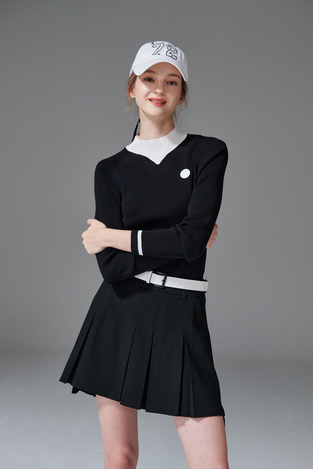 컨트라스트 넥 니트는 라운드넥 디자인에 슬림핏으로 여성스러운 실루엣을 연출하는 긴팔 니트입니다. 봄, 가을 시즌에 적합하며, 부드러운 촉감의 비스코스/PBT 혼방 소재로 제작되었습니다. 블랙과 화이트 두 가지 색상으로 제공되며, 네크라인과 소매에 배색 디테일이 포인트입니다. 골프 및 일상에서 스포티하면서도 미니멀한 스타일을 연출할 수 있습니다. 얇은 두께의 골지 니트입니다.
