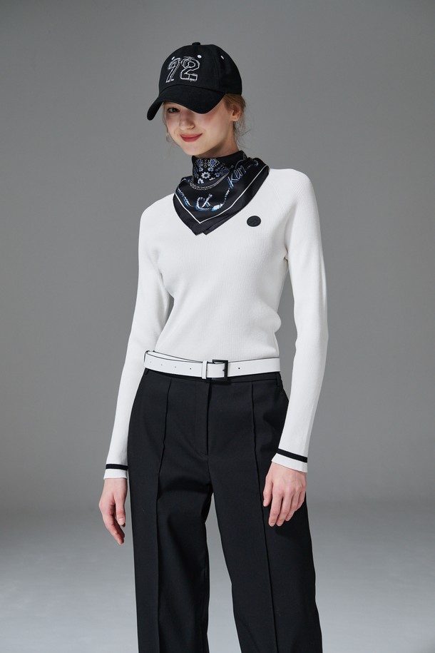 **컨트라스트 넥 니트**는 라운드넥 디자인에 슬림핏으로 여성스러운 실루엣을 연출하는 긴팔 니트입니다. 봄, 가을 시즌에 적합하며, 골프 및 일상복으로 활용 가능합니다. 비스코스/PBT 혼방 소재로 제작되어 부드러운 촉감을 선사하며, 골지 패턴과 네크라인과 소매 배색 디테일이 특징입니다. 화이트, 블랙 두 가지 색상으로 출시되어 클래식하면서도 미니멀한 스타일을 완성합니다.
