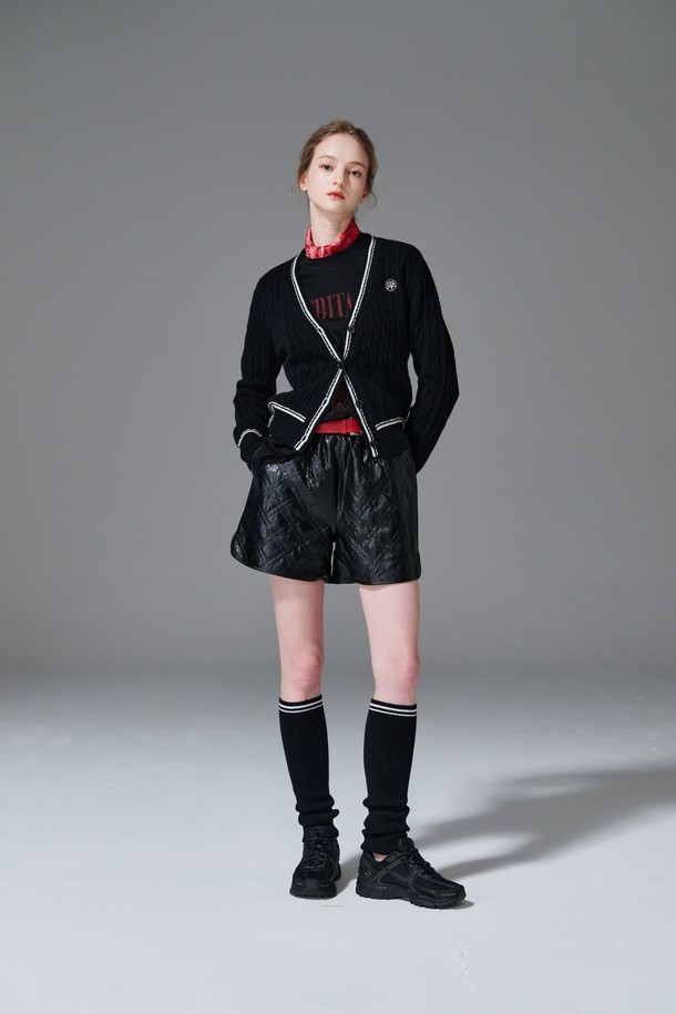 퀼티드 쇼츠는 여성 골프룩 또는 캐주얼 스타일 연출에 적합한 숏 기장의 바지입니다. 봄, 여름 시즌에 어울리는 얇은 두께감과 스포티한 무드를 더해주는 퀼팅 패턴이 특징입니다. 블랙 색상으로 어떤 상의와도 매치하기 용이하며, 레귤러 핏으로 편안한 착용감을 제공합니다. 폴리우레탄 소재로 제작되어 활동성을 높였으며, E밴드 허리 디자인으로 편안함을 더했습니다.
