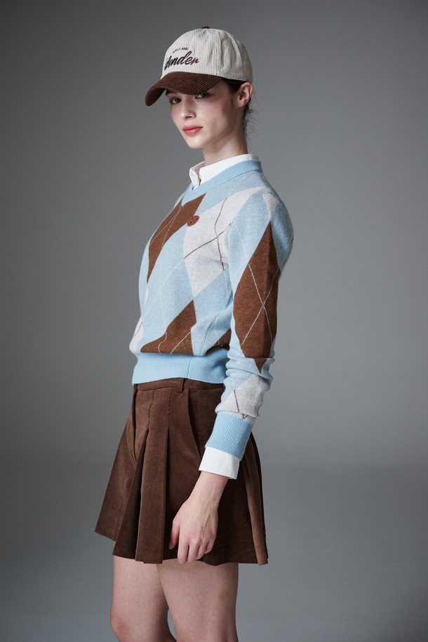 [re-order] 아가일 긴팔 풀오버는 여성용 풀오버로, 가을과 겨울에 따뜻하게 착용할 수 있습니다. 브라운, 그레이, 스카이블루 색상으로 출시되었으며, 울 소재의 부드러운 촉감과 가벼운 착용감을 자랑합니다. 클래식한 아가일 패턴과 V넥 디자인이 특징이며, 얇은 두께감으로 편안하게 레이어링하기 좋습니다. 골프룩, 미니멀 스타일 연출에 적합하며 자카드 조직과 울백 소재를 사용하여 고급스러움을 더했습니다.
