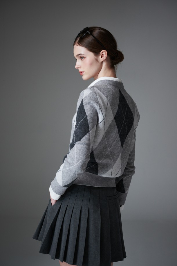 **[re-order] 아가일 긴팔 풀오버**는 부드러운 울 소재와 자카드 조직으로 제작되어 가볍고 편안한 착용감을 선사합니다. 가을, 겨울 시즌 여성 골프룩 또는 일상복으로 활용하기 좋은 레귤러핏 풀오버입니다. 클래식한 아가일 패턴과 V넥 디자인이 세련된 스타일을 연출하며, 그레이, 브라운 두 가지 색상으로 만나볼 수 있습니다. 울백 소재로 보온성을 높였으며, 긴소매 기장으로 따뜻하게 착용 가능합니다. 미니멀하면서도 클래식한 무드를 동시에 느낄 수 있는 풀오버입니다.
