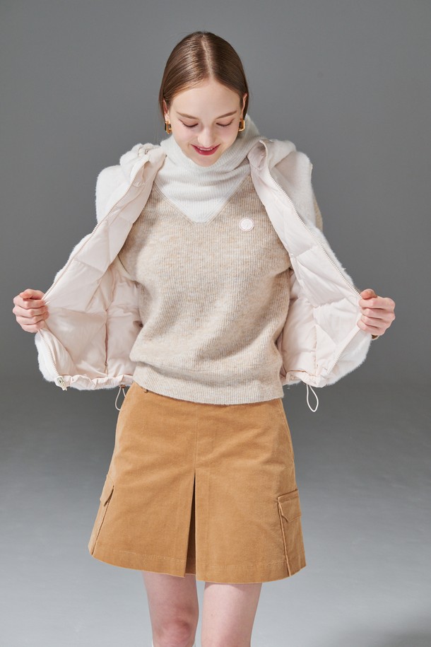 **Reversible VEST 리버시블 퍼 베스트**는 여성용 아우터로, 가을과 겨울에 따뜻하고 스타일리시하게 연출할 수 있습니다. 부드러운 에코퍼와 폴리에스테르 소재로 제작되어 포근한 착용감을 선사하며, 두꺼운 두께감으로 보온성을 높였습니다. 캐주얼, 클래식, 미니멀 스타일을 모두 소화하며, 골프룩으로도 활용 가능합니다. 화이트와 베이지 컬러로 출시되어 다양한 코디에 활용할 수 있으며, 다이아몬드 퀼팅 디테일과 리버시블 디자인으로 양면 착용이 가능하여 실용성을 더했습니다.
