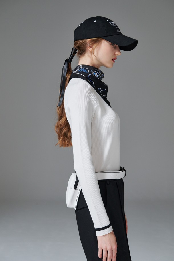 **컨트라스트 넥 니트**는 라운드넥 디자인에 슬림핏으로 여성스러운 실루엣을 연출하는 긴팔 니트입니다. 봄, 가을 시즌에 적합하며, 골프 및 일상복으로 활용 가능합니다. 비스코스/PBT 혼방 소재로 제작되어 부드러운 촉감을 선사하며, 골지 패턴과 네크라인과 소매 배색 디테일이 특징입니다. 화이트, 블랙 두 가지 색상으로 출시되어 클래식하면서도 미니멀한 스타일을 완성합니다.
