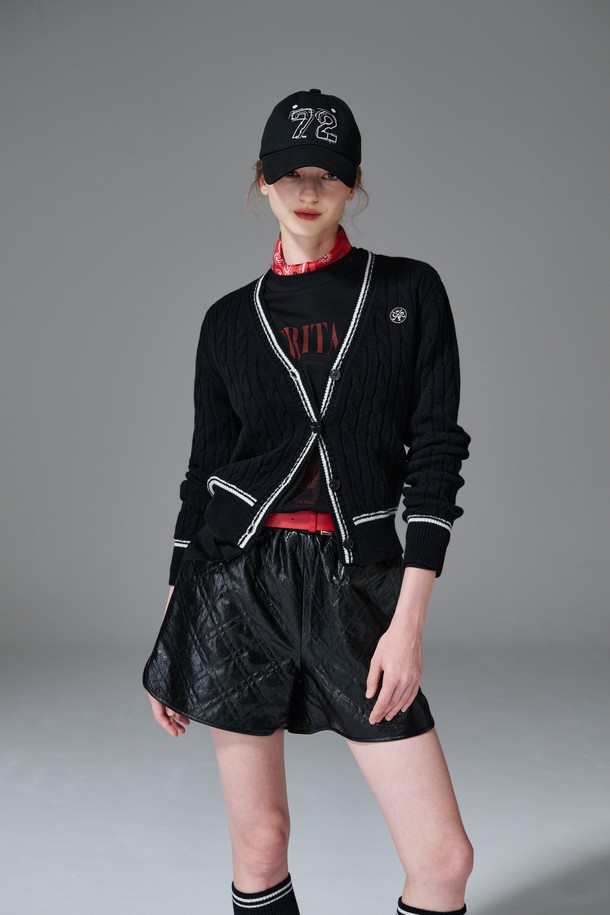 퀼티드 쇼츠는 여성 골프룩 또는 캐주얼 스타일 연출에 적합한 숏 기장의 바지입니다. 봄, 여름 시즌에 어울리는 얇은 두께감과 스포티한 무드를 더해주는 퀼팅 패턴이 특징입니다. 블랙 색상으로 어떤 상의와도 매치하기 용이하며, 레귤러 핏으로 편안한 착용감을 제공합니다. 폴리우레탄 소재로 제작되어 활동성을 높였으며, E밴드 허리 디자인으로 편안함을 더했습니다.
