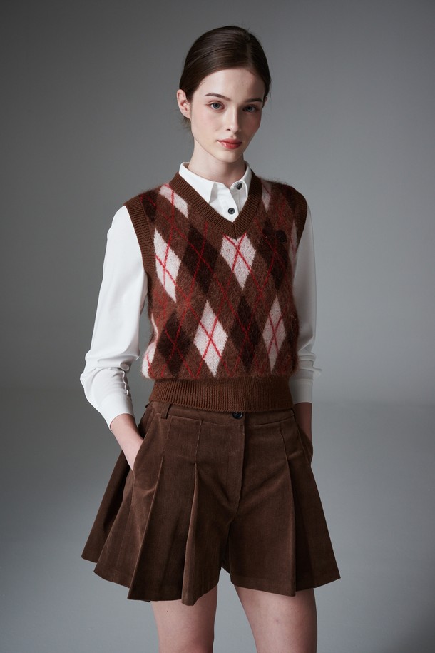 Mohair argyle VEST(모헤어 아가일 니트 베스트)는 여성 고객을 위한 상의 니트 베스트입니다. 브라운, 레드, 그레이 3가지 색상으로 출시되었으며, 가을, 겨울 시즌에 따뜻하게 착용할 수 있습니다. 모헤어와 키드 모헤어 소재로 제작되어 포근하고 헤어리한 촉감을 선사하며, 두꺼운 두께감으로 보온성을 높였습니다. 아가일 패턴과 브이넥 디자인이 돋보이는 레귤러핏 민소매 베스트로, 골프룩, 클래식, 미니멀, 캐주얼 스타일을 모두 소화 가능합니다.
