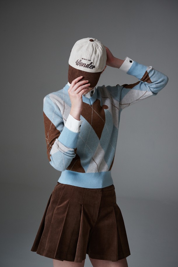 [re-order] 아가일 긴팔 풀오버는 여성용 풀오버로, 가을과 겨울에 따뜻하게 착용할 수 있습니다. 브라운, 그레이, 스카이블루 색상으로 출시되었으며, 울 소재의 부드러운 촉감과 가벼운 착용감을 자랑합니다. 클래식한 아가일 패턴과 V넥 디자인이 특징이며, 얇은 두께감으로 편안하게 레이어링하기 좋습니다. 골프룩, 미니멀 스타일 연출에 적합하며 자카드 조직과 울백 소재를 사용하여 고급스러움을 더했습니다.
