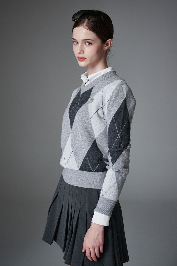 **[re-order] 아가일 긴팔 풀오버**는 부드러운 울 소재와 자카드 조직으로 제작되어 가볍고 편안한 착용감을 선사합니다. 가을, 겨울 시즌 여성 골프룩 또는 일상복으로 활용하기 좋은 레귤러핏 풀오버입니다. 클래식한 아가일 패턴과 V넥 디자인이 세련된 스타일을 연출하며, 그레이, 브라운 두 가지 색상으로 만나볼 수 있습니다. 울백 소재로 보온성을 높였으며, 긴소매 기장으로 따뜻하게 착용 가능합니다. 미니멀하면서도 클래식한 무드를 동시에 느낄 수 있는 풀오버입니다.
