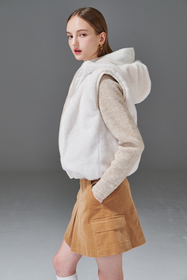 **Reversible VEST 리버시블 퍼 베스트**는 여성용 아우터로, 가을과 겨울에 따뜻하고 스타일리시하게 연출할 수 있습니다. 부드러운 에코퍼와 폴리에스테르 소재로 제작되어 포근한 착용감을 선사하며, 두꺼운 두께감으로 보온성을 높였습니다. 캐주얼, 클래식, 미니멀 스타일을 모두 소화하며, 골프룩으로도 활용 가능합니다. 화이트와 베이지 컬러로 출시되어 다양한 코디에 활용할 수 있으며, 다이아몬드 퀼팅 디테일과 리버시블 디자인으로 양면 착용이 가능하여 실용성을 더했습니다.
