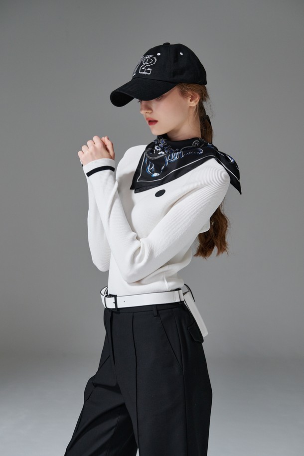 **컨트라스트 넥 니트**는 라운드넥 디자인에 슬림핏으로 여성스러운 실루엣을 연출하는 긴팔 니트입니다. 봄, 가을 시즌에 적합하며, 골프 및 일상복으로 활용 가능합니다. 비스코스/PBT 혼방 소재로 제작되어 부드러운 촉감을 선사하며, 골지 패턴과 네크라인과 소매 배색 디테일이 특징입니다. 화이트, 블랙 두 가지 색상으로 출시되어 클래식하면서도 미니멀한 스타일을 완성합니다.
