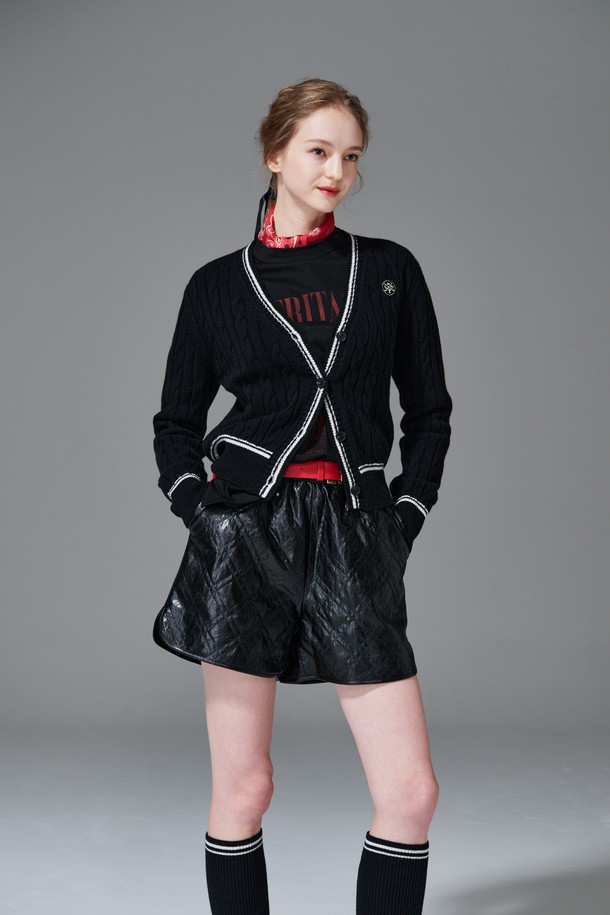 퀼티드 쇼츠는 여성 골프룩 또는 캐주얼 스타일 연출에 적합한 숏 기장의 바지입니다. 봄, 여름 시즌에 어울리는 얇은 두께감과 스포티한 무드를 더해주는 퀼팅 패턴이 특징입니다. 블랙 색상으로 어떤 상의와도 매치하기 용이하며, 레귤러 핏으로 편안한 착용감을 제공합니다. 폴리우레탄 소재로 제작되어 활동성을 높였으며, E밴드 허리 디자인으로 편안함을 더했습니다.
