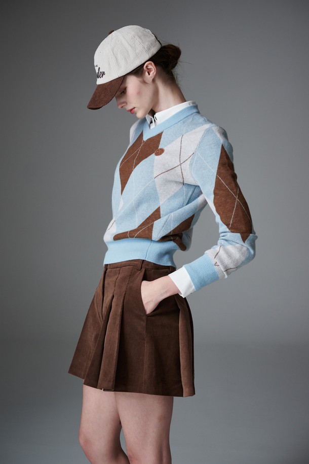 [re-order] 아가일 긴팔 풀오버는 여성용 풀오버로, 가을과 겨울에 따뜻하게 착용할 수 있습니다. 브라운, 그레이, 스카이블루 색상으로 출시되었으며, 울 소재의 부드러운 촉감과 가벼운 착용감을 자랑합니다. 클래식한 아가일 패턴과 V넥 디자인이 특징이며, 얇은 두께감으로 편안하게 레이어링하기 좋습니다. 골프룩, 미니멀 스타일 연출에 적합하며 자카드 조직과 울백 소재를 사용하여 고급스러움을 더했습니다.
