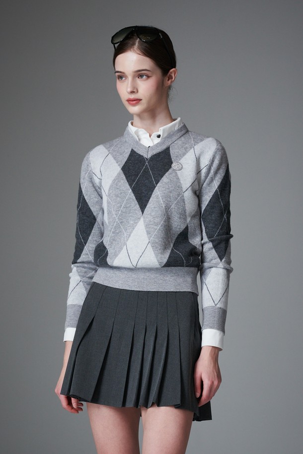 **[re-order] 아가일 긴팔 풀오버**는 부드러운 울 소재와 자카드 조직으로 제작되어 가볍고 편안한 착용감을 선사합니다. 가을, 겨울 시즌 여성 골프룩 또는 일상복으로 활용하기 좋은 레귤러핏 풀오버입니다. 클래식한 아가일 패턴과 V넥 디자인이 세련된 스타일을 연출하며, 그레이, 브라운 두 가지 색상으로 만나볼 수 있습니다. 울백 소재로 보온성을 높였으며, 긴소매 기장으로 따뜻하게 착용 가능합니다. 미니멀하면서도 클래식한 무드를 동시에 느낄 수 있는 풀오버입니다.
