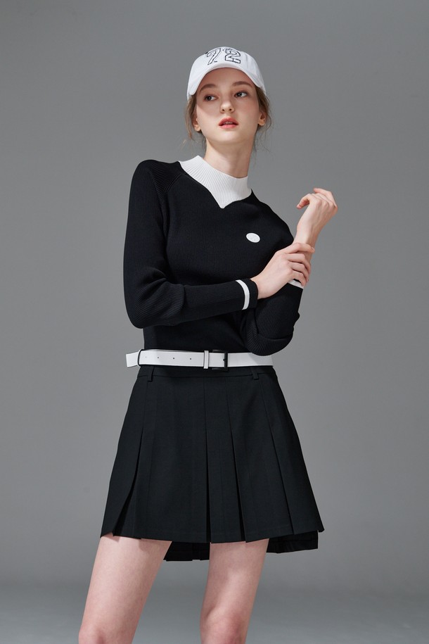 컨트라스트 넥 니트는 라운드넥 디자인에 슬림핏으로 여성스러운 실루엣을 연출하는 긴팔 니트입니다. 봄, 가을 시즌에 적합하며, 부드러운 촉감의 비스코스/PBT 혼방 소재로 제작되었습니다. 블랙과 화이트 두 가지 색상으로 제공되며, 네크라인과 소매에 배색 디테일이 포인트입니다. 골프 및 일상에서 스포티하면서도 미니멀한 스타일을 연출할 수 있습니다. 얇은 두께의 골지 니트입니다.
