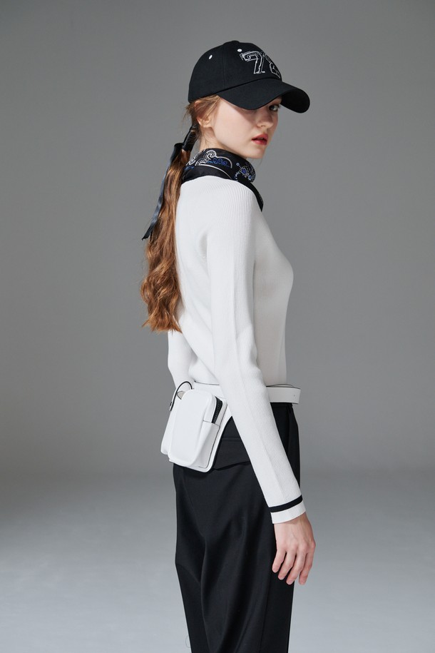 **컨트라스트 넥 니트**는 라운드넥 디자인에 슬림핏으로 여성스러운 실루엣을 연출하는 긴팔 니트입니다. 봄, 가을 시즌에 적합하며, 골프 및 일상복으로 활용 가능합니다. 비스코스/PBT 혼방 소재로 제작되어 부드러운 촉감을 선사하며, 골지 패턴과 네크라인과 소매 배색 디테일이 특징입니다. 화이트, 블랙 두 가지 색상으로 출시되어 클래식하면서도 미니멀한 스타일을 완성합니다.
