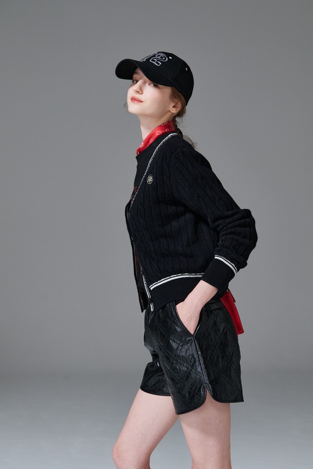 퀼티드 쇼츠는 여성 골프룩 또는 캐주얼 스타일 연출에 적합한 숏 기장의 바지입니다. 봄, 여름 시즌에 어울리는 얇은 두께감과 스포티한 무드를 더해주는 퀼팅 패턴이 특징입니다. 블랙 색상으로 어떤 상의와도 매치하기 용이하며, 레귤러 핏으로 편안한 착용감을 제공합니다. 폴리우레탄 소재로 제작되어 활동성을 높였으며, E밴드 허리 디자인으로 편안함을 더했습니다.
