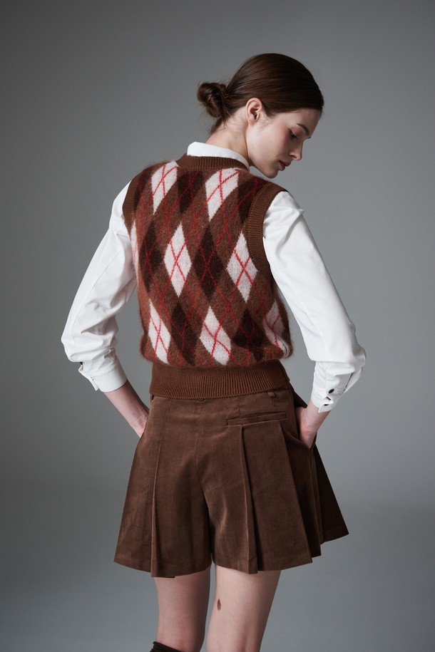 Mohair argyle VEST(모헤어 아가일 니트 베스트)는 여성 고객을 위한 상의 니트 베스트입니다. 브라운, 레드, 그레이 3가지 색상으로 출시되었으며, 가을, 겨울 시즌에 따뜻하게 착용할 수 있습니다. 모헤어와 키드 모헤어 소재로 제작되어 포근하고 헤어리한 촉감을 선사하며, 두꺼운 두께감으로 보온성을 높였습니다. 아가일 패턴과 브이넥 디자인이 돋보이는 레귤러핏 민소매 베스트로, 골프룩, 클래식, 미니멀, 캐주얼 스타일을 모두 소화 가능합니다.
