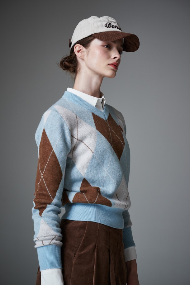 [re-order] 아가일 긴팔 풀오버는 여성용 풀오버로, 가을과 겨울에 따뜻하게 착용할 수 있습니다. 브라운, 그레이, 스카이블루 색상으로 출시되었으며, 울 소재의 부드러운 촉감과 가벼운 착용감을 자랑합니다. 클래식한 아가일 패턴과 V넥 디자인이 특징이며, 얇은 두께감으로 편안하게 레이어링하기 좋습니다. 골프룩, 미니멀 스타일 연출에 적합하며 자카드 조직과 울백 소재를 사용하여 고급스러움을 더했습니다.
