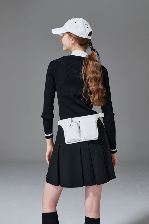 컨트라스트 넥 니트는 라운드넥 디자인에 슬림핏으로 여성스러운 실루엣을 연출하는 긴팔 니트입니다. 봄, 가을 시즌에 적합하며, 부드러운 촉감의 비스코스/PBT 혼방 소재로 제작되었습니다. 블랙과 화이트 두 가지 색상으로 제공되며, 네크라인과 소매에 배색 디테일이 포인트입니다. 골프 및 일상에서 스포티하면서도 미니멀한 스타일을 연출할 수 있습니다. 얇은 두께의 골지 니트입니다.
