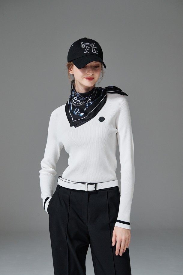 **컨트라스트 넥 니트**는 라운드넥 디자인에 슬림핏으로 여성스러운 실루엣을 연출하는 긴팔 니트입니다. 봄, 가을 시즌에 적합하며, 골프 및 일상복으로 활용 가능합니다. 비스코스/PBT 혼방 소재로 제작되어 부드러운 촉감을 선사하며, 골지 패턴과 네크라인과 소매 배색 디테일이 특징입니다. 화이트, 블랙 두 가지 색상으로 출시되어 클래식하면서도 미니멀한 스타일을 완성합니다.
