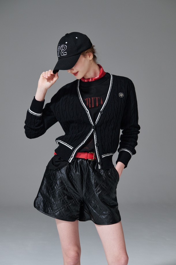 퀼티드 쇼츠는 여성 골프룩 또는 캐주얼 스타일 연출에 적합한 숏 기장의 바지입니다. 봄, 여름 시즌에 어울리는 얇은 두께감과 스포티한 무드를 더해주는 퀼팅 패턴이 특징입니다. 블랙 색상으로 어떤 상의와도 매치하기 용이하며, 레귤러 핏으로 편안한 착용감을 제공합니다. 폴리우레탄 소재로 제작되어 활동성을 높였으며, E밴드 허리 디자인으로 편안함을 더했습니다.
