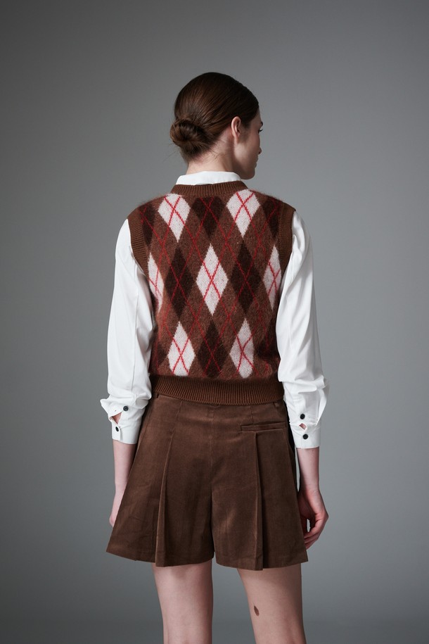 Mohair argyle VEST(모헤어 아가일 니트 베스트)는 여성 고객을 위한 상의 니트 베스트입니다. 브라운, 레드, 그레이 3가지 색상으로 출시되었으며, 가을, 겨울 시즌에 따뜻하게 착용할 수 있습니다. 모헤어와 키드 모헤어 소재로 제작되어 포근하고 헤어리한 촉감을 선사하며, 두꺼운 두께감으로 보온성을 높였습니다. 아가일 패턴과 브이넥 디자인이 돋보이는 레귤러핏 민소매 베스트로, 골프룩, 클래식, 미니멀, 캐주얼 스타일을 모두 소화 가능합니다.

