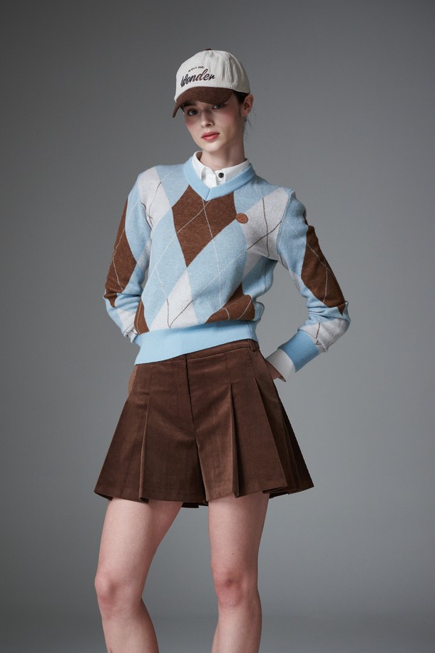 [re-order] 아가일 긴팔 풀오버는 여성용 풀오버로, 가을과 겨울에 따뜻하게 착용할 수 있습니다. 브라운, 그레이, 스카이블루 색상으로 출시되었으며, 울 소재의 부드러운 촉감과 가벼운 착용감을 자랑합니다. 클래식한 아가일 패턴과 V넥 디자인이 특징이며, 얇은 두께감으로 편안하게 레이어링하기 좋습니다. 골프룩, 미니멀 스타일 연출에 적합하며 자카드 조직과 울백 소재를 사용하여 고급스러움을 더했습니다.
