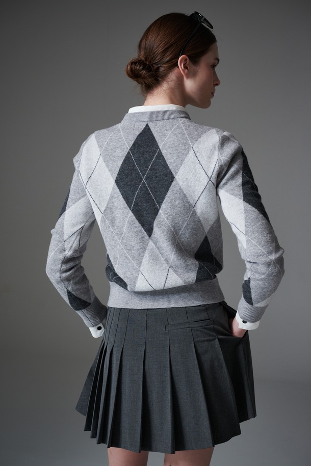 **[re-order] 아가일 긴팔 풀오버**는 부드러운 울 소재와 자카드 조직으로 제작되어 가볍고 편안한 착용감을 선사합니다. 가을, 겨울 시즌 여성 골프룩 또는 일상복으로 활용하기 좋은 레귤러핏 풀오버입니다. 클래식한 아가일 패턴과 V넥 디자인이 세련된 스타일을 연출하며, 그레이, 브라운 두 가지 색상으로 만나볼 수 있습니다. 울백 소재로 보온성을 높였으며, 긴소매 기장으로 따뜻하게 착용 가능합니다. 미니멀하면서도 클래식한 무드를 동시에 느낄 수 있는 풀오버입니다.
