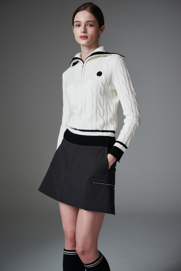 Keep warm A 라인 스커트 기모 A 라인 스커트는 여성 골프 및 일상용으로 적합한 겨울철 방한 스커트입니다. 부드러운 기모 안감과 두꺼운 두께로 보온성을 높였으며, A 라인 핏으로 편안한 착용감을 제공합니다. 블랙 컬러의 무지 디자인에 레귤러 핏으로 제작되었으며, 스포티하면서도 미니멀한 스타일을 연출합니다. 속바지가 포함되어 있어 활동적인 움직임에도 안정감을 더하며, 앞중심 오픈형 디자인으로 편리함을 더했습니다.
