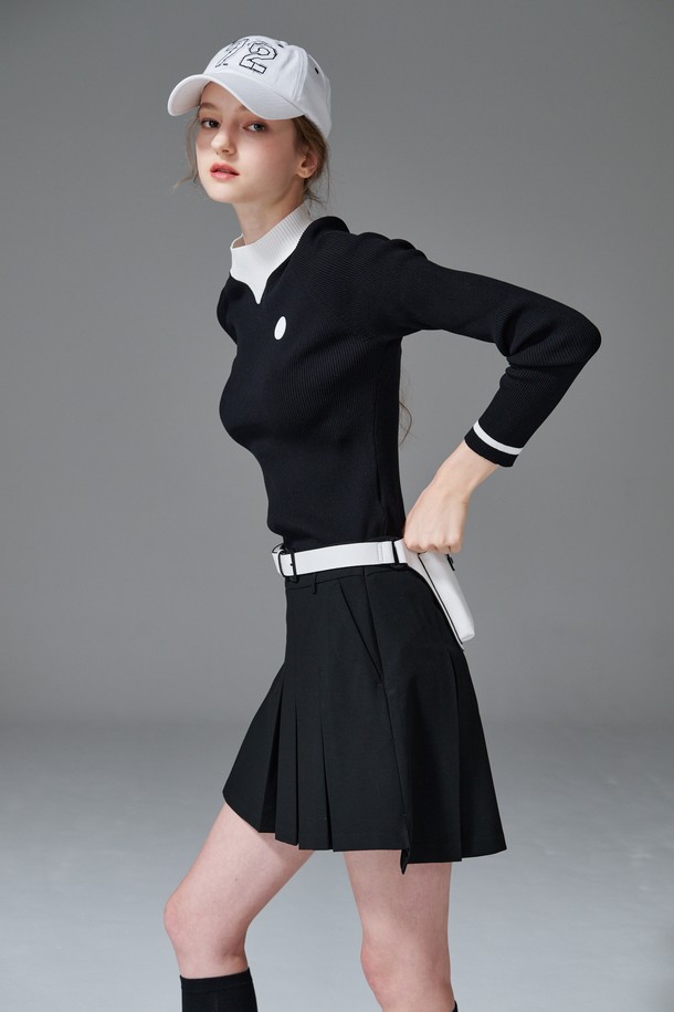 컨트라스트 넥 니트는 라운드넥 디자인에 슬림핏으로 여성스러운 실루엣을 연출하는 긴팔 니트입니다. 봄, 가을 시즌에 적합하며, 부드러운 촉감의 비스코스/PBT 혼방 소재로 제작되었습니다. 블랙과 화이트 두 가지 색상으로 제공되며, 네크라인과 소매에 배색 디테일이 포인트입니다. 골프 및 일상에서 스포티하면서도 미니멀한 스타일을 연출할 수 있습니다. 얇은 두께의 골지 니트입니다.
