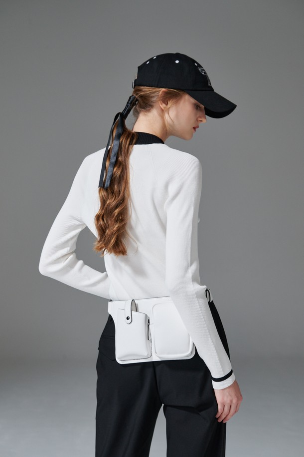 **컨트라스트 넥 니트**는 라운드넥 디자인에 슬림핏으로 여성스러운 실루엣을 연출하는 긴팔 니트입니다. 봄, 가을 시즌에 적합하며, 골프 및 일상복으로 활용 가능합니다. 비스코스/PBT 혼방 소재로 제작되어 부드러운 촉감을 선사하며, 골지 패턴과 네크라인과 소매 배색 디테일이 특징입니다. 화이트, 블랙 두 가지 색상으로 출시되어 클래식하면서도 미니멀한 스타일을 완성합니다.
