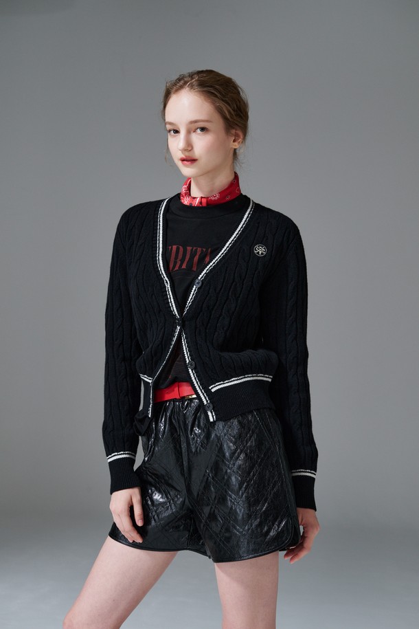 퀼티드 쇼츠는 여성 골프룩 또는 캐주얼 스타일 연출에 적합한 숏 기장의 바지입니다. 봄, 여름 시즌에 어울리는 얇은 두께감과 스포티한 무드를 더해주는 퀼팅 패턴이 특징입니다. 블랙 색상으로 어떤 상의와도 매치하기 용이하며, 레귤러 핏으로 편안한 착용감을 제공합니다. 폴리우레탄 소재로 제작되어 활동성을 높였으며, E밴드 허리 디자인으로 편안함을 더했습니다.
