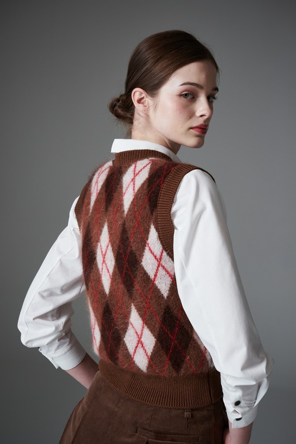 Mohair argyle VEST(모헤어 아가일 니트 베스트)는 여성 고객을 위한 상의 니트 베스트입니다. 브라운, 레드, 그레이 3가지 색상으로 출시되었으며, 가을, 겨울 시즌에 따뜻하게 착용할 수 있습니다. 모헤어와 키드 모헤어 소재로 제작되어 포근하고 헤어리한 촉감을 선사하며, 두꺼운 두께감으로 보온성을 높였습니다. 아가일 패턴과 브이넥 디자인이 돋보이는 레귤러핏 민소매 베스트로, 골프룩, 클래식, 미니멀, 캐주얼 스타일을 모두 소화 가능합니다.
