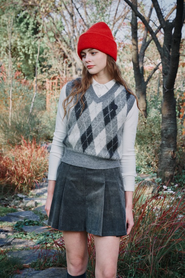 모헤어 아가일 니트 베스트는 부드러운 촉감과 포근함을 선사하는 여성용 니트 베스트입니다. 브라운, 레드, 그레이 세 가지 색상으로 출시되었으며, 가을, 겨울 시즌에 따뜻하게 착용할 수 있습니다. 레귤러 핏의 브이넥 디자인에 두꺼운 두께감으로, 트렌디하면서도 모던한 스타일을 연출합니다. 특히 골프룩, 클래식, 미니멀, 캐주얼 등 다양한 TPO와 스타일에 매치하기 좋습니다. 헤어리한 텍스처와 아가일 패턴이 특징인 매력적인 아이템입니다.
