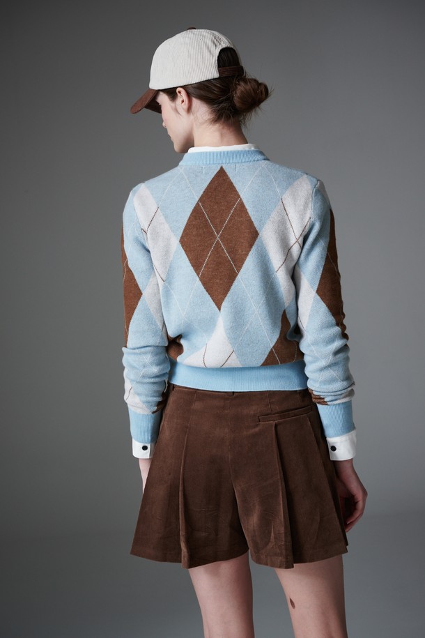 [re-order] 아가일 긴팔 풀오버는 여성용 풀오버로, 가을과 겨울에 따뜻하게 착용할 수 있습니다. 브라운, 그레이, 스카이블루 색상으로 출시되었으며, 울 소재의 부드러운 촉감과 가벼운 착용감을 자랑합니다. 클래식한 아가일 패턴과 V넥 디자인이 특징이며, 얇은 두께감으로 편안하게 레이어링하기 좋습니다. 골프룩, 미니멀 스타일 연출에 적합하며 자카드 조직과 울백 소재를 사용하여 고급스러움을 더했습니다.
