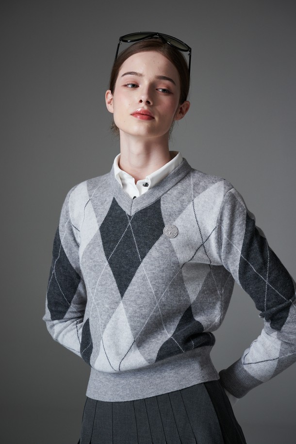 **[re-order] 아가일 긴팔 풀오버**는 부드러운 울 소재와 자카드 조직으로 제작되어 가볍고 편안한 착용감을 선사합니다. 가을, 겨울 시즌 여성 골프룩 또는 일상복으로 활용하기 좋은 레귤러핏 풀오버입니다. 클래식한 아가일 패턴과 V넥 디자인이 세련된 스타일을 연출하며, 그레이, 브라운 두 가지 색상으로 만나볼 수 있습니다. 울백 소재로 보온성을 높였으며, 긴소매 기장으로 따뜻하게 착용 가능합니다. 미니멀하면서도 클래식한 무드를 동시에 느낄 수 있는 풀오버입니다.
