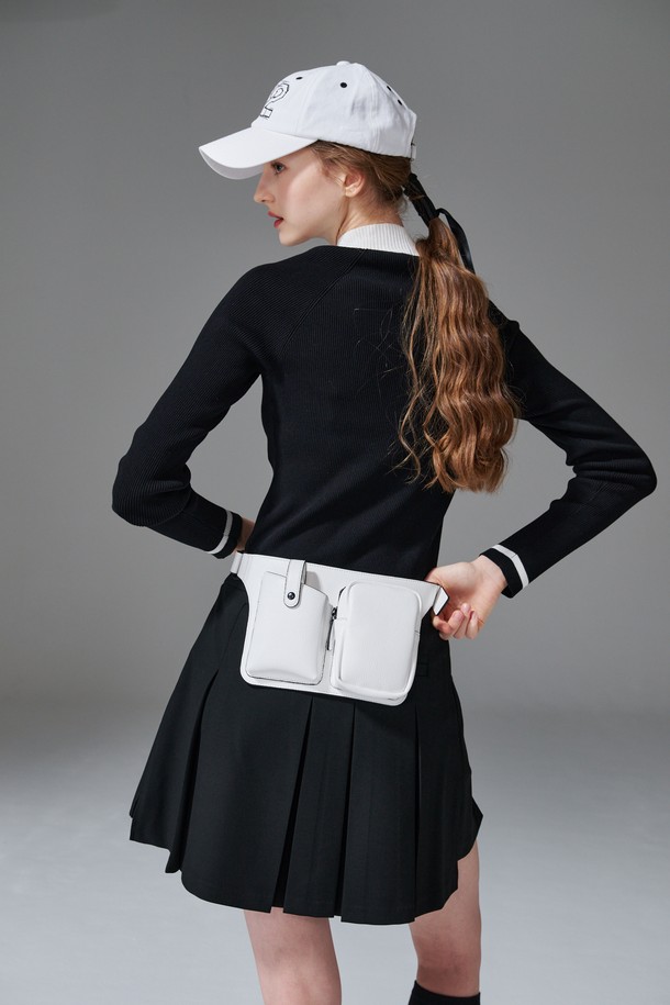 컨트라스트 넥 니트는 라운드넥 디자인에 슬림핏으로 여성스러운 실루엣을 연출하는 긴팔 니트입니다. 봄, 가을 시즌에 적합하며, 부드러운 촉감의 비스코스/PBT 혼방 소재로 제작되었습니다. 블랙과 화이트 두 가지 색상으로 제공되며, 네크라인과 소매에 배색 디테일이 포인트입니다. 골프 및 일상에서 스포티하면서도 미니멀한 스타일을 연출할 수 있습니다. 얇은 두께의 골지 니트입니다.
