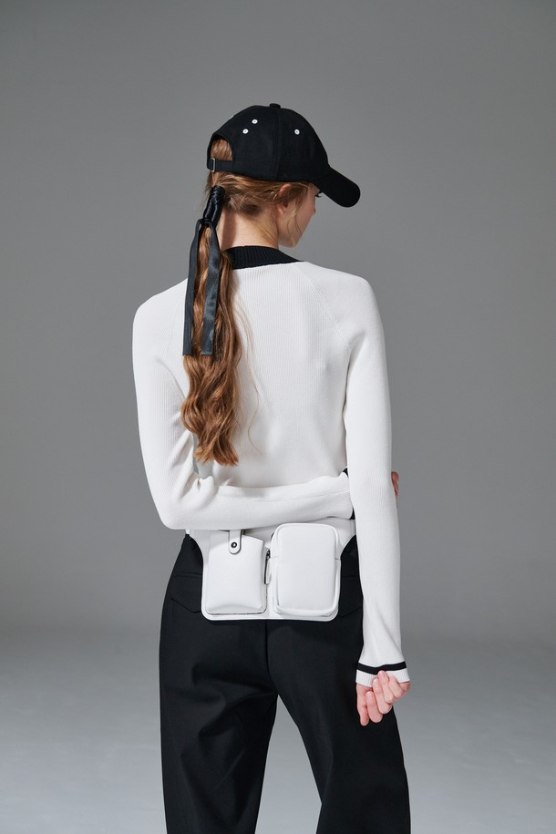 **컨트라스트 넥 니트**는 라운드넥 디자인에 슬림핏으로 여성스러운 실루엣을 연출하는 긴팔 니트입니다. 봄, 가을 시즌에 적합하며, 골프 및 일상복으로 활용 가능합니다. 비스코스/PBT 혼방 소재로 제작되어 부드러운 촉감을 선사하며, 골지 패턴과 네크라인과 소매 배색 디테일이 특징입니다. 화이트, 블랙 두 가지 색상으로 출시되어 클래식하면서도 미니멀한 스타일을 완성합니다.
