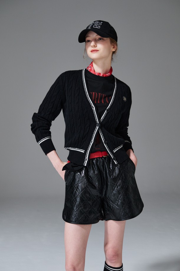 퀼티드 쇼츠는 여성 골프룩 또는 캐주얼 스타일 연출에 적합한 숏 기장의 바지입니다. 봄, 여름 시즌에 어울리는 얇은 두께감과 스포티한 무드를 더해주는 퀼팅 패턴이 특징입니다. 블랙 색상으로 어떤 상의와도 매치하기 용이하며, 레귤러 핏으로 편안한 착용감을 제공합니다. 폴리우레탄 소재로 제작되어 활동성을 높였으며, E밴드 허리 디자인으로 편안함을 더했습니다.
